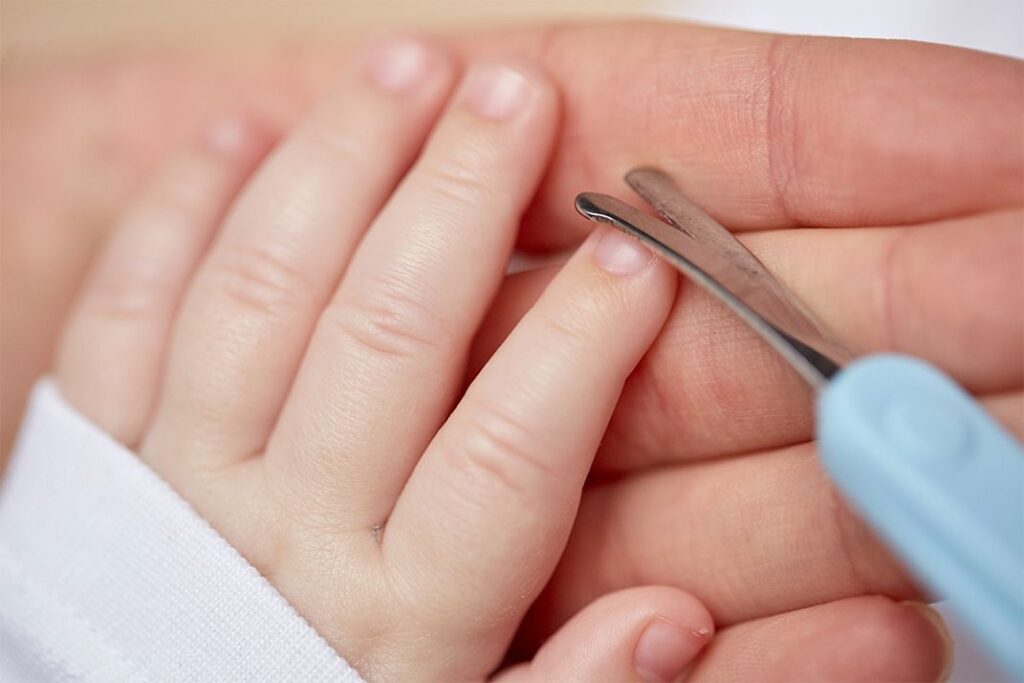 Cómo cortar las uñas al bebé 