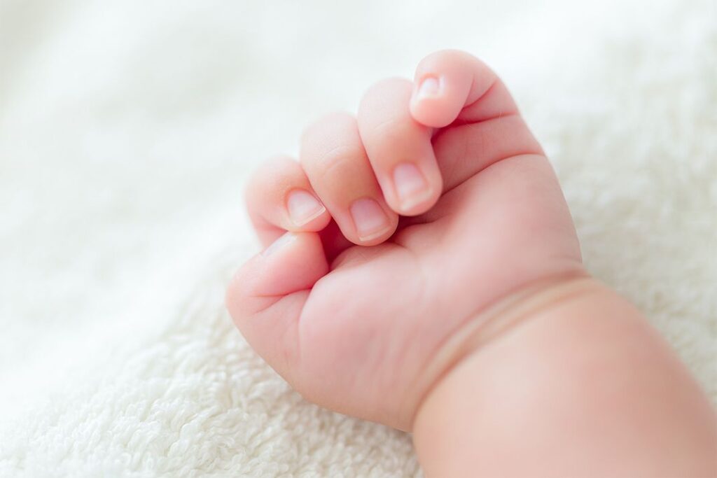 Detalle de mano de bebé